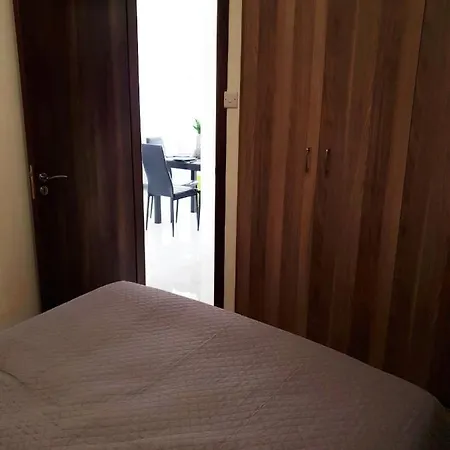 Apartment 2 Bedroom Cozy Near Tourist Area, 200m From Sea Paphos