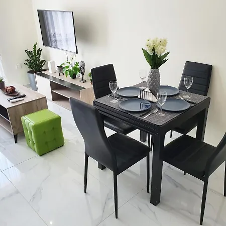 Apartmán 2 Bedroom Cozy Near Tourist Area, 200m From Sea