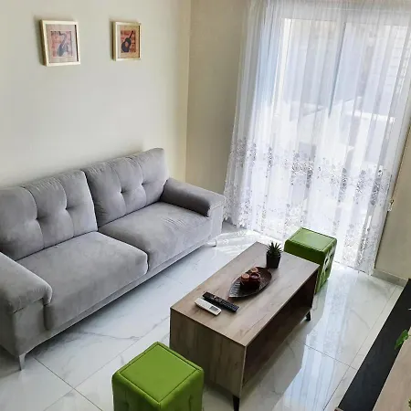 Апартаменты 2 Bedroom Cozy Near Tourist Area, 200m From Sea *