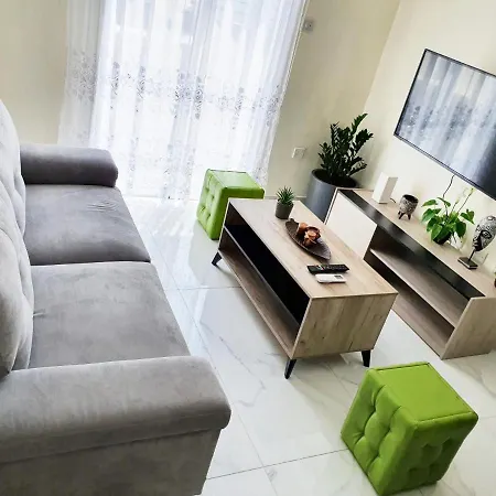 2 Bedroom Cozy Near Tourist Area, 200m From Sea דירה