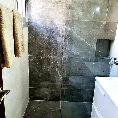 2 Bedroom Cozy Near Tourist Area, 200m From Sea פאפוס