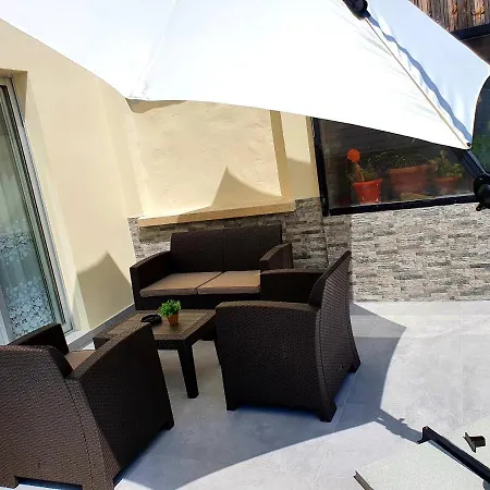 2 Bedroom Cozy Near Tourist Area, 200m From Sea