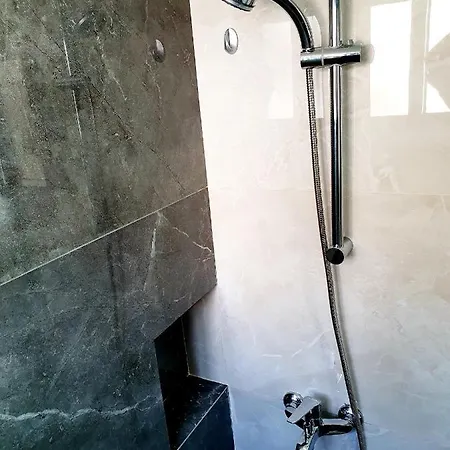 2 Bedroom Cozy Near Tourist Area, 200m From Sea * פאפוס