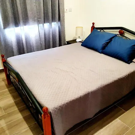 2 Bedroom Cozy Near Tourist Area, 200m From Sea Πάφος