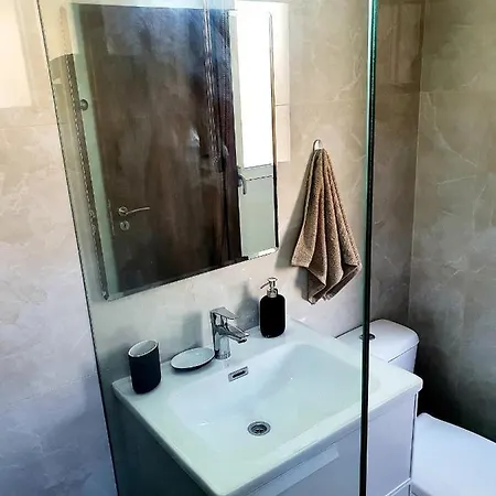 2 Bedroom Cozy Near Tourist Area, 200m From Sea