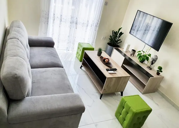 2 Bedroom Cozy Near Tourist Area, 200m From Sea Apartamento