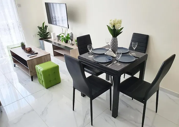 Apartamento 2 Bedroom Cozy Near Tourist Area, 200m From Sea