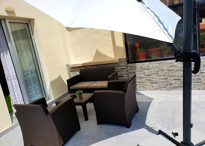 2 Bedroom Cozy Near Tourist Area, 200m From Sea