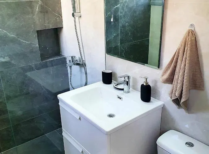 2 Bedroom Cozy Near Tourist Area, 200m From Sea Apartmán *