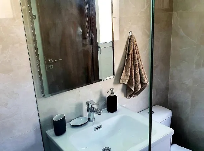 2 Bedroom Cozy Near Tourist Area, 200m From Sea