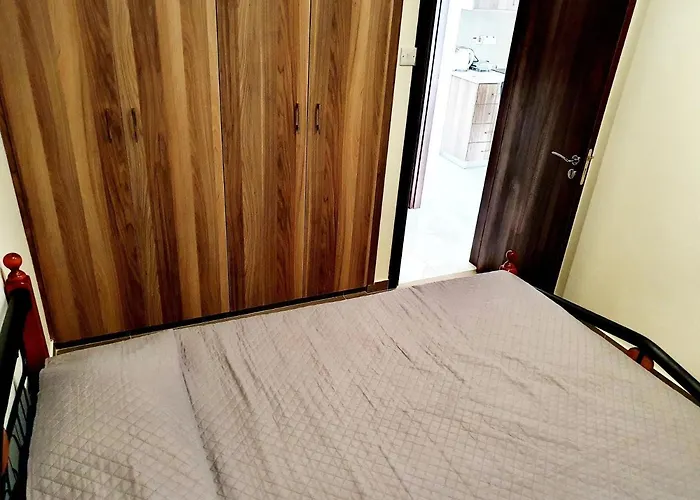 Apartamento 2 Bedroom Cozy Near Tourist Area, 200m From Sea *