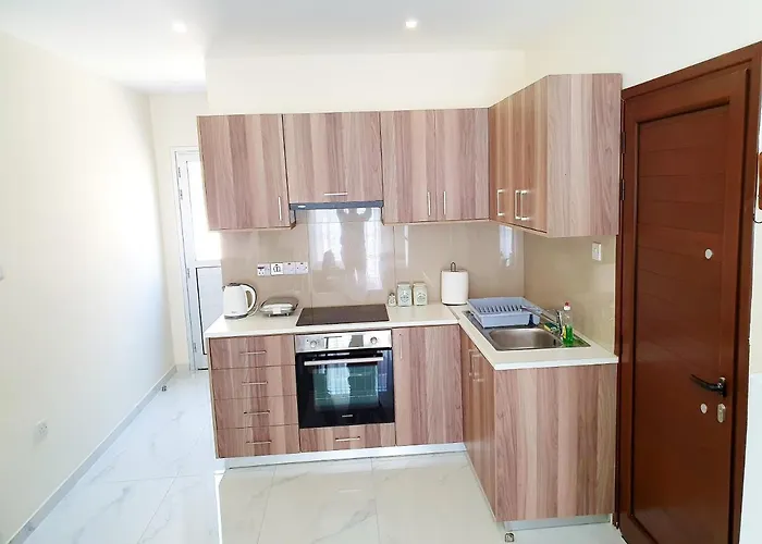 2 Bedroom Cozy Near Tourist Area, 200m From Sea * Paphos