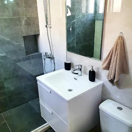 2 Bedroom Cozy Near Tourist Area, 200m From Sea Lägenhet *